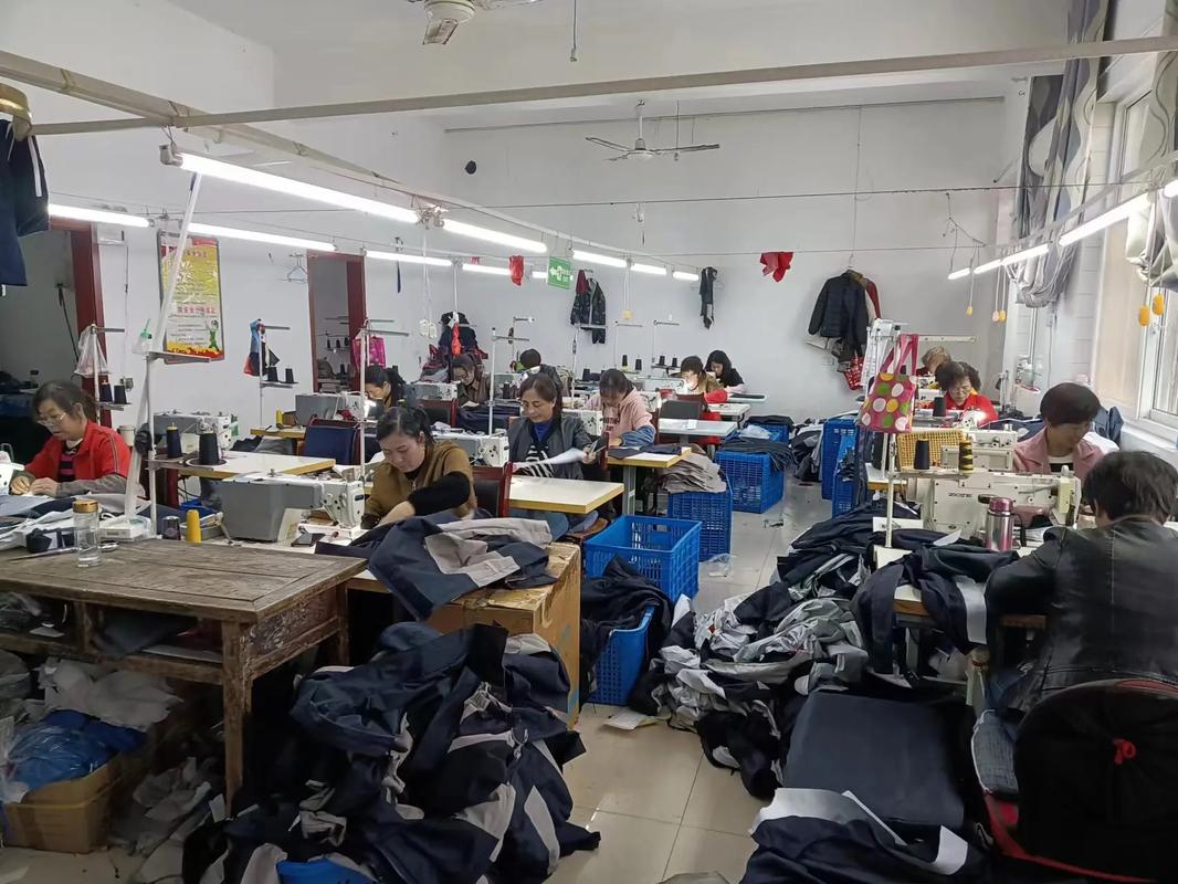 縫紉機聲里的奮斗詩篇 服裝生產車間忙碌的一天